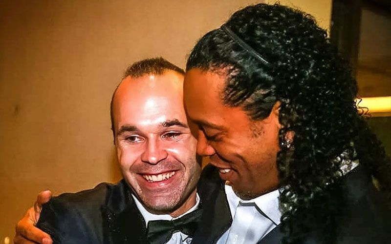 Ronaldinho tri ân Andres Iniesta sau khi giải nghệ